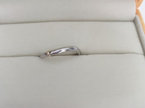 【ケイウノ ブライダル(K.UNO BRIDAL)の口コミ】 表に宝石がないですが、ワンポイントで金の純糸が入っているので派手すぎ…