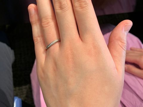 【エクセルコダイヤモンド(EXELCO DIAMOND)の口コミ】 ハーフエタニティで探しましたがストレートデザインが合わず斜めにダイヤ…