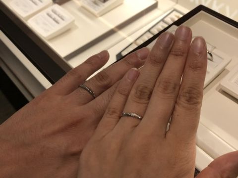 【俄(にわか)の口コミ】 細身のデザインが指に馴染む感じでした。
女性の指輪にはさりげなくデザイ…