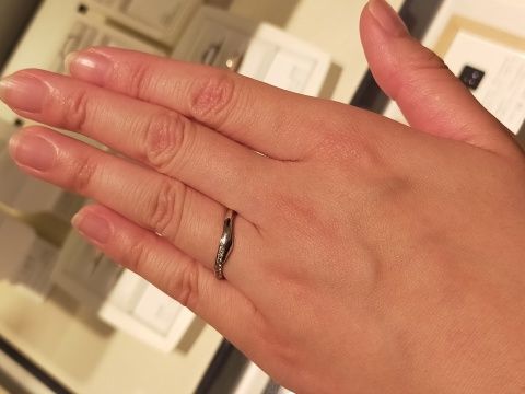 【俄(にわか)の口コミ】 年齢を重ねても長く着けれるデザインを求めていました。
キラキラしたデザ…