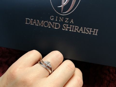 【銀座ダイヤモンドシライシの口コミ】 婚約指輪は彼が選んで贈ってくれました！大きなダイアモンドが3つでとても…