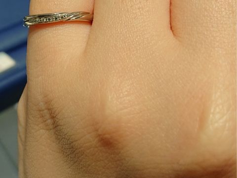 【銀座ダイヤモンドシライシの口コミ】 婚約指輪と重ねづけをしてもボリュームが出過ぎない華奢なところが気に入…