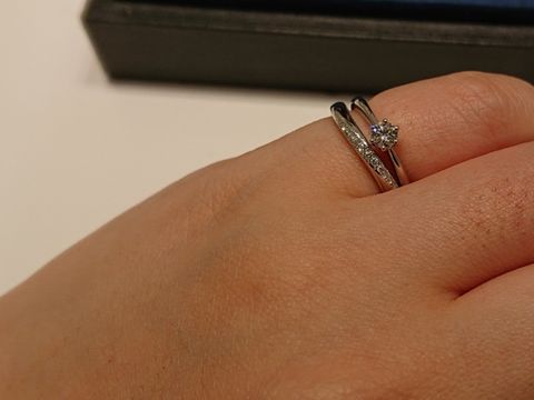 【4℃ BRIDAL(ヨンドシーブライダル)の口コミ】 一粒ダイヤでストレートタイプの婚約指輪を購入済だったので、購入したも…