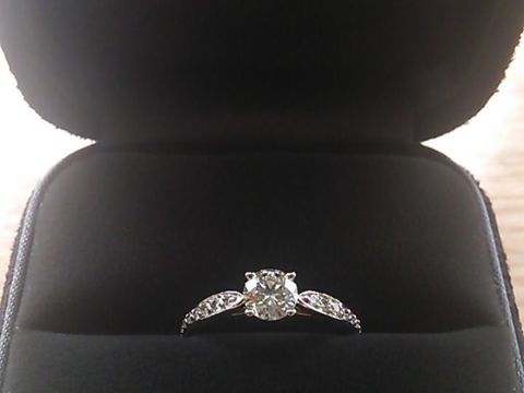 【ティファニー(Tiffany & Co.)の口コミ】 普段も着けられて、結婚指輪と重ね着けができるものと決めていました。
3…