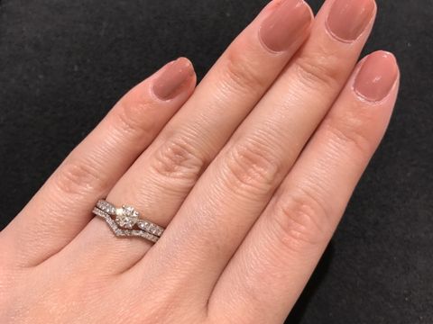 【ティファニー(Tiffany & Co.)の口コミ】 ダイヤが際立つ指輪のデザインが気に入りました。4本爪でダイヤの輝きを最…