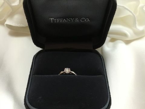 【ティファニー(Tiffany & Co.)の口コミ】 婚約指輪はティファニーが良いと決めていました。王道ではありますが、や…