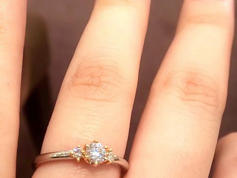 【YUKA HOJO(ユカホウジョウ)の口コミ】 １粒ダイヤでよりシンプルなカプリと迷いましたが、３粒のストーリーの方…