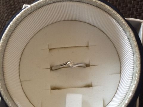 【4℃ BRIDAL(ヨンドシーブライダル)の口コミ】 主人が選んでくれたので私の欲しかったストレートの一粒ダイヤでなかった…