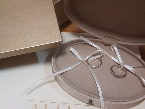 【AbHeri(アベリ)の口コミ】 より個性のでる艶消しのゴールドと迷いましたが、結婚指輪らしさを考えプ…
