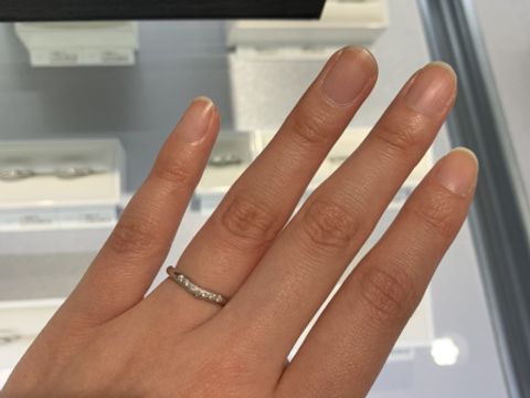 【4℃ BRIDAL(ヨンドシーブライダル)の口コミ】 4℃は比較的リーズナブルな価格が多く、この指輪もダイヤモンドがたくさん…
