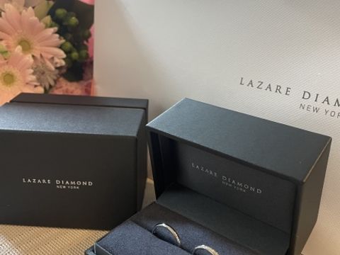 【ラザール ダイヤモンド(LAZARE DIAMOND)の口コミ】 元々はウェーブの指輪を希望していましたが、婚約指輪がストレートなため…