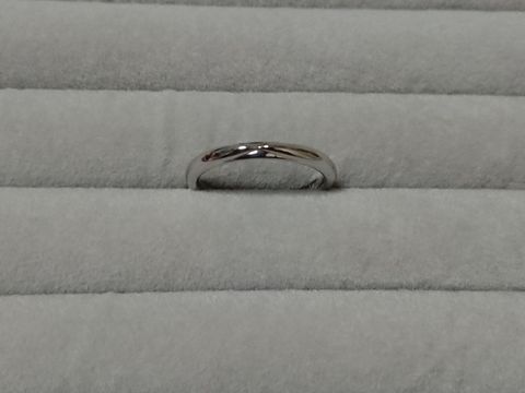 【ケイウノ ブライダル(K.UNO BRIDAL)の口コミ】 価格が10万円程度で、あまり派手な意匠が無いものが希望だった。その点ワ…