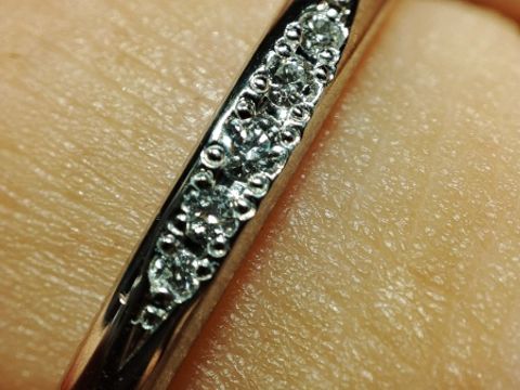 【銀座ダイヤモンドシライシの口コミ】 メレダイヤつきのシンプルな結婚指輪を探していました。色婚約指輪同様に…