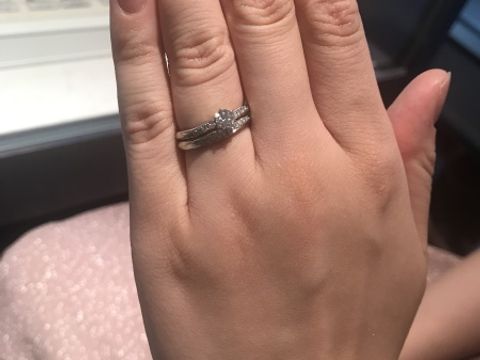 【銀座ダイヤモンドシライシの口コミ】 左右にダイヤがついており、ダイヤモンドが大きく見えるデザインになって…