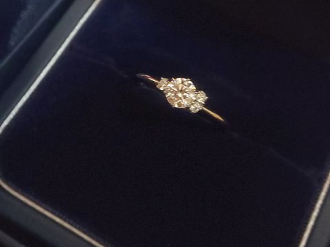 【銀座ダイヤモンドシライシの口コミ】 左右のメレダイヤが２つと１つでアシンメトリーになったデザインが可愛い…