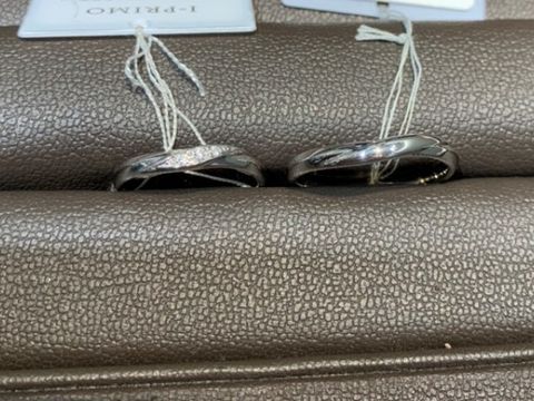 【アイプリモ(I-PRIMO)の口コミ】 細身のアームにひねりを加え流れるようなラインです。
男性のほうは中央の…