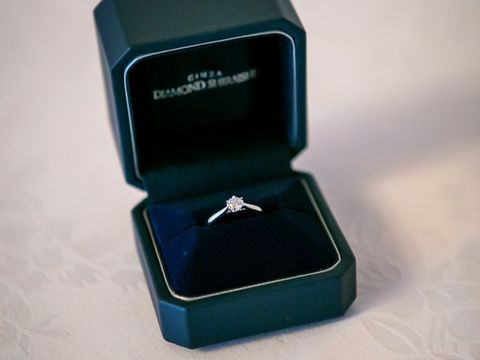 【銀座ダイヤモンドシライシの口コミ】 指輪のデザインは、真ん中に大きなダイヤモンドがかがやいています。普段…