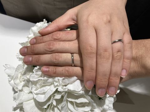 【4℃ BRIDAL(ヨンドシーブライダル)の口コミ】 お堅い仕事をしているので、センターにドンとストーンが入るデザインは避…