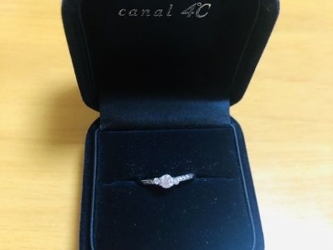 【canal4℃(カナルヨンドシー)の口コミ】 指輪のデザインがとても気に入り、購入を決めました。
華奢なリングにダイ…