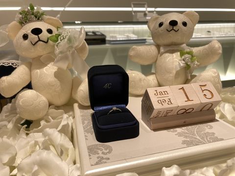 【4℃ BRIDAL(ヨンドシーブライダル)の口コミ】 彼が心を込めて選んでくれました。センターストーンだけでなく、サイドに…