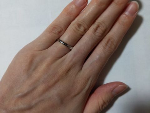 【銀座ダイヤモンドシライシの口コミ】 シンプルなデザインがほしくて、婚約指輪と重ねても喧嘩しないようなスト…