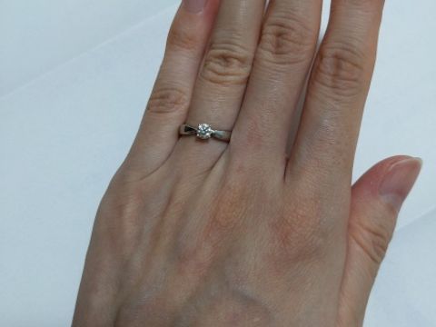 【ティファニー(Tiffany & Co.)の口コミ】 一粒ダイヤモンドは指がキレイに見える
シンプルで細長い指には細めリング…