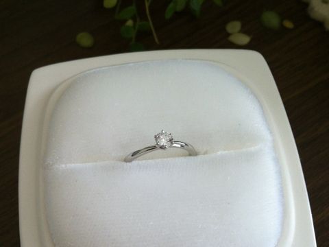 【俄(にわか)の口コミ】 指がキレイに見えるデザインだったこと、
イメージしていた婚約指輪にかな…