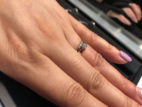 【ティファニー(Tiffany & Co.)の口コミ】 石の台に向けて絞られていくデザインがリボンみたいで可愛い！
ダイヤも存…