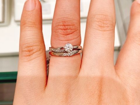 【アイプリモ(I-PRIMO)の口コミ】 プラチナ950 婚約指輪には抜け感がありヌーディーな感じが演出されており…