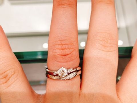 【アイプリモ(I-PRIMO)の口コミ】 セットリングでは無いですか
結婚指輪との相性は抜群で重ねた時のフィット…
