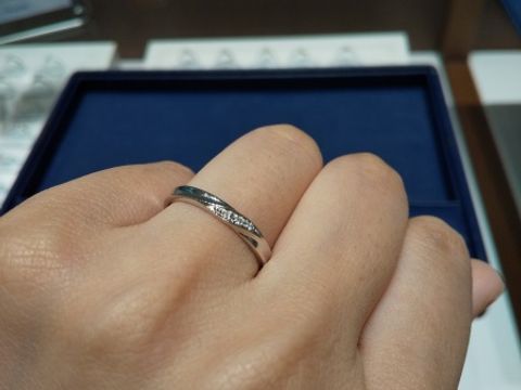 【銀座ダイヤモンドシライシの口コミ】 真ん中の斜めにダイヤ、その横にラインが入っているデザインでした。シン…