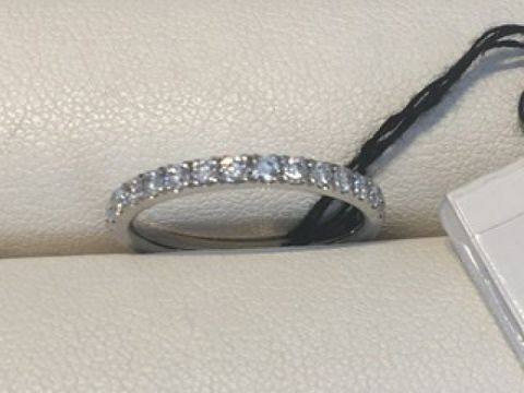 【FOREVERMARK(フォーエバーマーク)の口コミ】 ダイヤの輝きが素晴らしくてキラキラでした！また内甲丸になっていてとて…