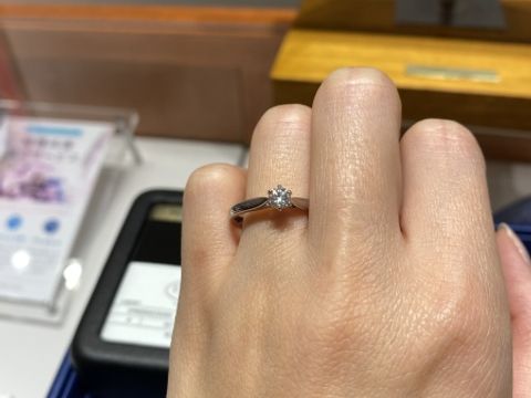 【エクセルコダイヤモンド(EXELCO DIAMOND)の口コミ】 下から光が入りダイヤモンドがきれいに見えること、また結婚指輪と重ねて…