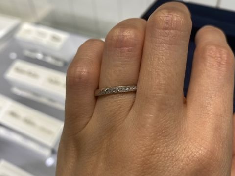 【4℃ BRIDAL(ヨンドシーブライダル)の口コミ】 プラチナの純度も高く、ずっしり感があったのですが、つけた時の手のなじ…