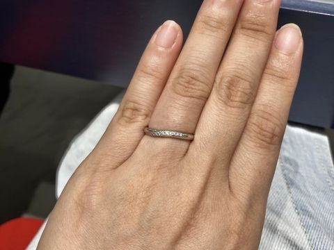 【銀座ダイヤモンドシライシの口コミ】 指が綺麗に見えるということを第一に選びました。はじめはウェーブの方が…