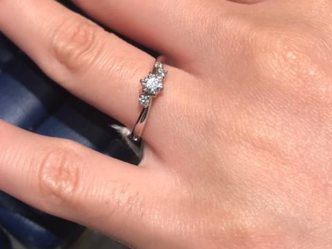 【銀座ダイヤモンドシライシの口コミ】 サイドについた3つのダイヤモンドは主張しすぎず、スズランの花をイメージ…