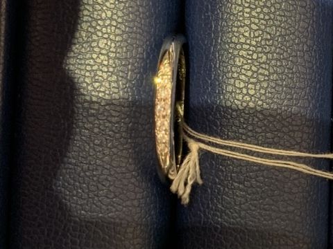 【銀座ダイヤモンドシライシの口コミ】 デザインはストレートタイプのリングで素材はシルバーです。シンプルなデ…