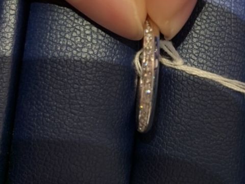 【銀座ダイヤモンドシライシの口コミ】 指輪のデザインが特徴的で、ストレートラインのリングなのですが、ダイヤ…