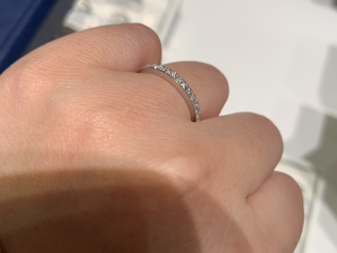 【銀座ダイヤモンドシライシの口コミ】 ストレートリングでハーフエタニティというんですかね、、上半分にダイヤ…