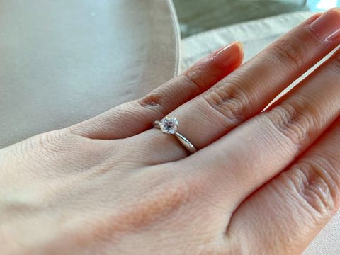 【銀座ダイヤモンドシライシの口コミ】 ダイヤモンドの輝きが綺麗で美しかったので、決めました。表側だけでなく…