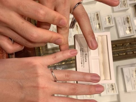 【ケイウノ ブライダル(K.UNO BRIDAL)の口コミ】 絶妙なウェーブな感じで非常によく指に馴染み、指を綺麗に見せてくれる指…