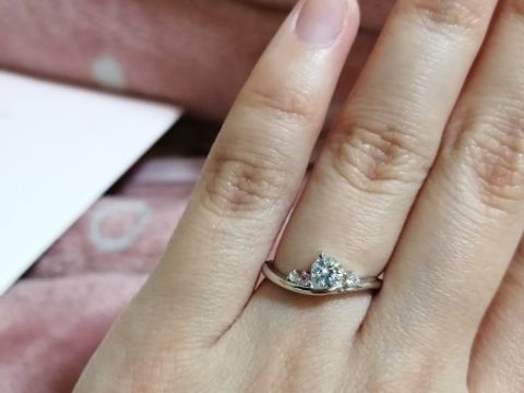 【Ginza Rim(銀座リム)の口コミ】 ピンクダイヤモンドを謳っている通り、婚約指輪にピンクダイヤモンドが入…