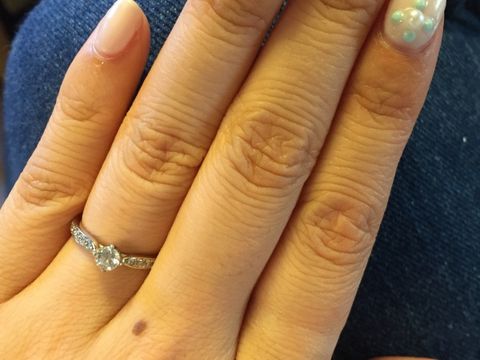 【俄(にわか)の口コミ】 婚約指輪は周りにダイヤが囲われてるものと思っており、俄の睡蓮は私の好…