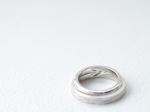 【CRAFY(クラフィ)の口コミ】 2人の好みが全く違うので結婚指輪は手作りできるお店にしました。彼のは外…