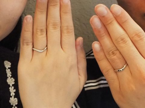 【アイプリモ(I-PRIMO)の口コミ】 ・指がキレイに見えるV字
・婚約指輪を買わないため、ダイヤ付き（新婦の…