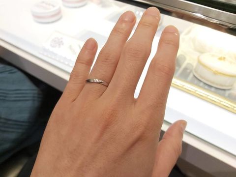 【Something Blue(サムシングブルー)の口コミ】 サムシングブルーらしく、リングの内側にブルーサファイアがセットされて…