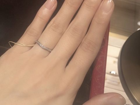 【カルティエ(Cartier)の口コミ】 種類：バレリーナ
太さ：細め
形：カーブ(V字)


幅が細めなので、綺麗で…