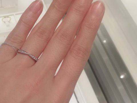 【ティファニー(Tiffany & Co.)の口コミ】 種類：ハーモニー
太さ：細め
形：カーブ
素材：プラチナ・ダイヤ

婚約指…