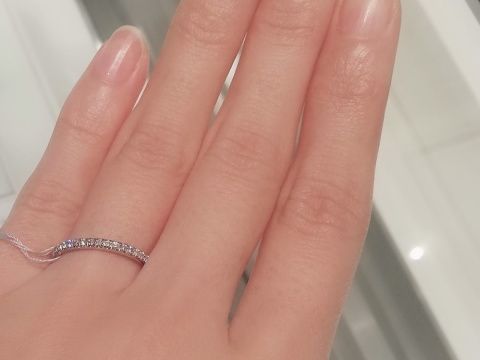 【ティファニー(Tiffany & Co.)の口コミ】 種類：ソレスト　ハーフサークル
太さ：細め
形：ストレート
素材：プラチ…