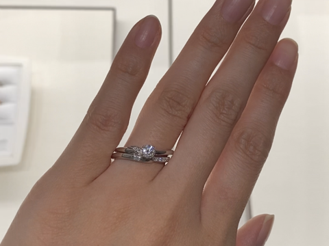【俄(にわか)の口コミ】 セットリングのため、婚約指輪と結婚指輪がピッタリと合体したところが感…